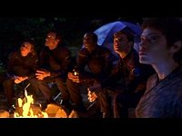 Man macht es sich am Lagerfeuer gemütlich.