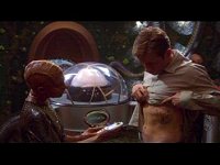 Ah'Len untersucht Trips Embryo.