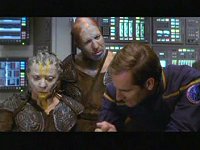 Archer zeigt Nadet ein Bild von ihr als Kind Bernadette.