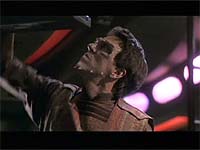 Ein getarnter Suliban manipuliert den Warpantrieb.