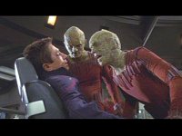 Auf brutalste Weise verhört Silik Malcolm Reed.