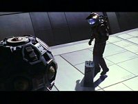 Malcolm Reed macht sich auf, eine Mine zu entschärfen.