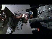 Archer und Reed schweben mit dem Hüllensegment davon.