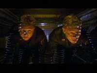 Malcolm und Trip sehen sich die Station etwas näher an.