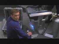 Trip arbeitet begeistert am Stuhl des Captains.