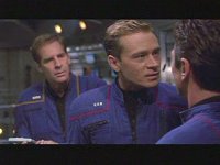 Auf der Brücke kommt es zum Streit.