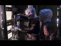 Außerirdische legen Sprengladungen.