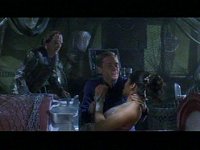 Trip befreit die junge Frau aus der Stasiskammer.