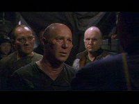 Archer stellt die Fremden zur Rede.