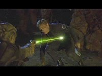 Trip wird von einem Arkonianer niedergeschossen.