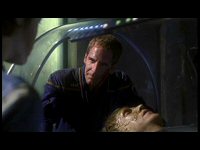 T'Pol und Archer untersuchen einen Vulkanier.