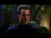 Ein Fremder bietet der Enterprise seine Hilfe an.