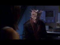 Tarquin verrät Hoshi zum Abschied eine wichtige Information.