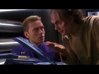 Tucker und Phlox entdecken etwas seltsames in einem Xindi-Gewehr.