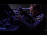 Archer tauscht einen der Kemocite-Kanister aus.