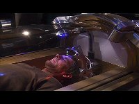 Archer wird von Phlox wegen der Parasiten behandelt.