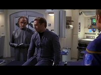 Sim lässt sich von Phlox operieren und opfert sich damit.