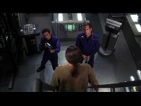 Ein Triannon versucht sich vor Archer und Reed in die Luft zu sprengen.