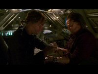 Archer entfernt einen Blutwurm aus Degras Unterarm.