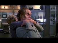 Der Fremde flieht aus der Krankenstation.