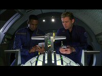 Travis und Trip untersuchen das Xindi-Shuttle.