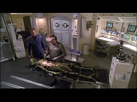 Phlox untersucht einen Xindi-Insektoiden.