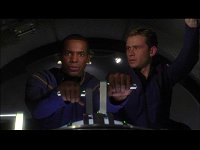 Travis und Trip versuchen das Xindi-Shuttle zu fliegen.