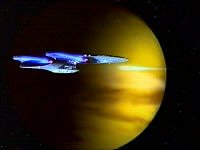 Die Enterprise wird mit einem Energiestrahl beschossen
