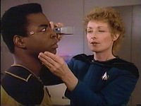 Dr. Pulaski untersucht Geordi