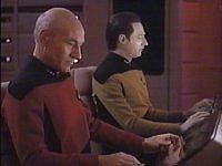 Picard steuert das Schiff aus der Falle.