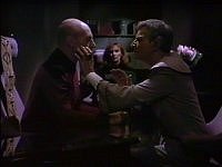 Picard und Sarek vollziehen eine Geistesverschmelzung.