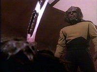 Worf rächt K'Ehleyrs Tod.