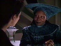 Troi im Gespräch mit Guinan