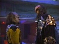 Gowron stellt Worfs Ehre wieder her.