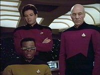 Geordi findet die Manschaftsauflistung, McDuff ist Erster Offizier, Picard ist Captain