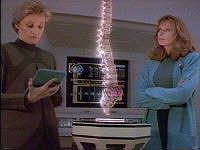 Dr. Russel und Dr. Crusher beraten sich