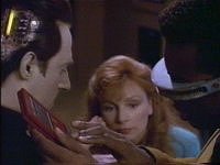 Beim Briefing in der Beobachtungslounge erklären Geordi und Data, dass die Enterprise in einer temporären Kausalitätsschleife feststeckt, in der sich ein Fragment der Zeit immer und immer wiederholt. 