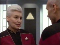 Admiral Brand begrüßt Picard