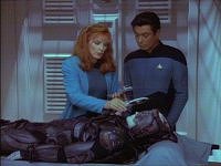 Dr. Crusher untersucht den Borg
