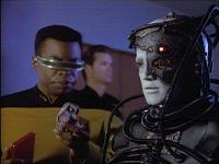 Geordi untersucht Hughs Okular