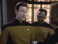 Geordi lauscht ungesehen Data.