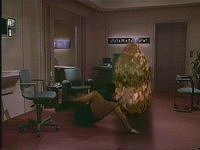 Geordi wird von dem sich vereinigenden Organismus angegriffen.