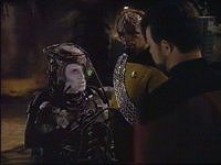Riker und Worf werden zu Hugh gebracht.