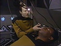 Data pflanzt Geordi künstliche Nervenfasern ein.
