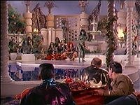 Pike ist in einem teuren Vergnügungspalast.