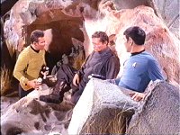Crater erzählt Kirk und Spock die Wahrheit.