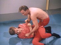 Kirk besiegt Charlie beim Ringen, mit fatalen Folgen.