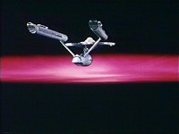 Die Enterprise gerät in ein Kraftfeld außerhalb der Galaxie.