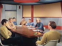 Die Crew berät die nächsten Schritte.