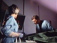 Doktor McCoy und Schwester Chapel können nichts für Joe Tormolen tun.